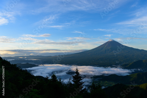 山梨 夜明け頃の富士山と河口湖畔