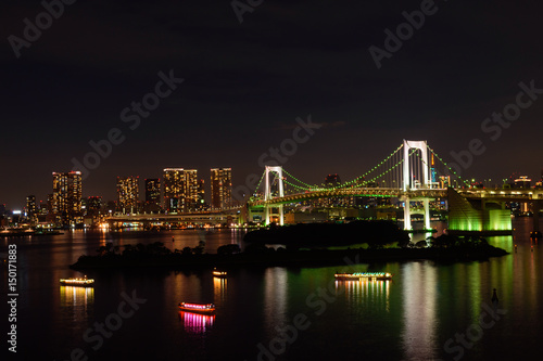 Fototapeta Naklejka Na Ścianę i Meble -  東京　お台場　東京ベイエリアの夜景とレインボーブリッジ