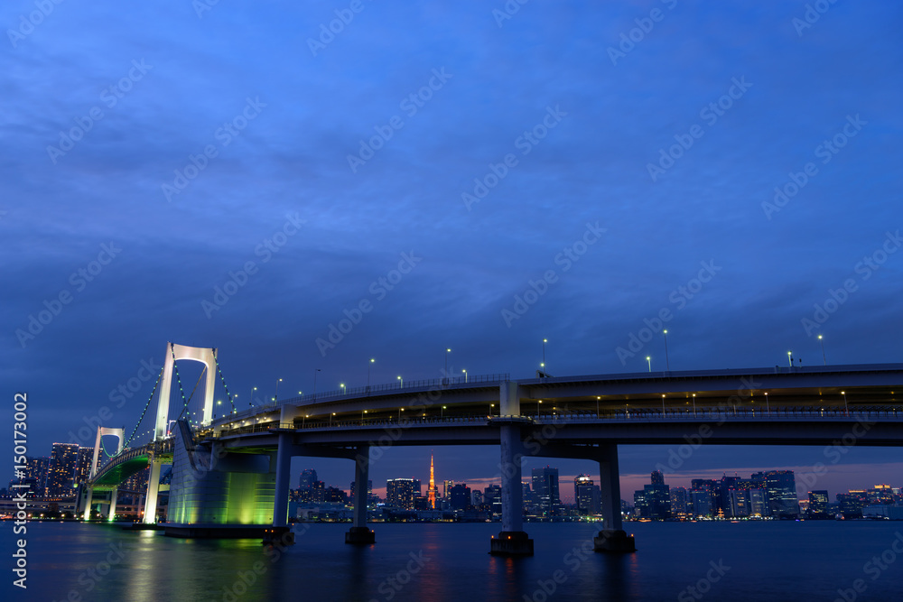 Fototapeta premium 東京 お台場 レインボーブリッジの夜景 マジックアワー