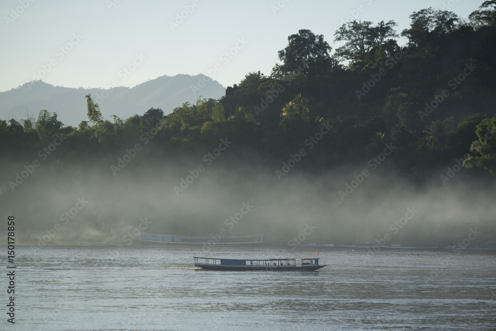 Fototapeta premium LAOS LUANG PRABANG MEKONG RIVER