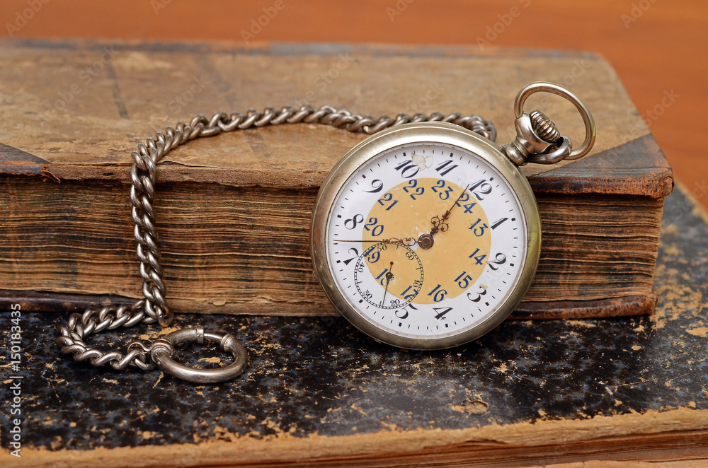 Taschenuhr und Bücher Taschenuhr und Bücher