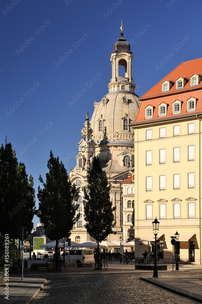 Blick auf das Steigenberger Hotel und den Neumarkt mit der Frauenkirche, Dresden, Sachsen, Deutschland