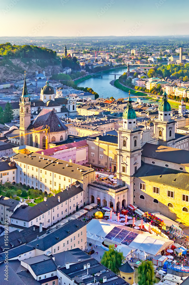 Naklejka premium Widok z lotu ptaka na zabytkowe miasto Salzburg w piękny wieczór