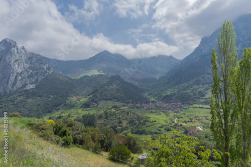 Fototapeta Naklejka Na Ścianę i Meble -  By Allende in the peaks of europe, Asturias