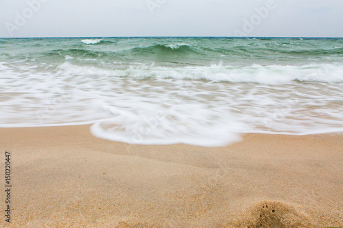 Fototapeta Naklejka Na Ścianę i Meble -  Fale na plaży