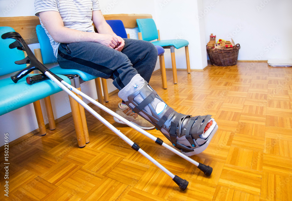 Person im Arzt Wartezimmer mit Vakuum Schuh – Stock-Foto | Adobe Stock
