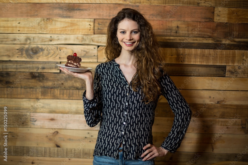 Φωτογραφία Portrait of smiling woman holding a plate of pastry