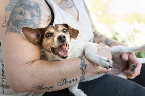 Frau mit niedlichem Hund auf dem Arm - Jack Russell Terrier 10 Jahre alt
