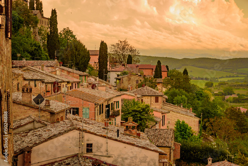 Фотография View of the city of montepulciano in the province of siena toscana italia, famou