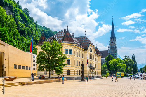 Tableau sur toile St, Florin cathedral, Old and new parliament in Vaduz