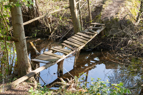 Alte, verfallene Holzbrücke
