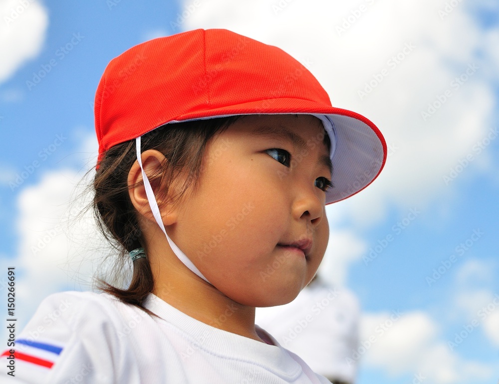 青空で見つめる女の子(体操服、赤白帽子) 青空で見つめる女の子(体操服、赤白帽子)