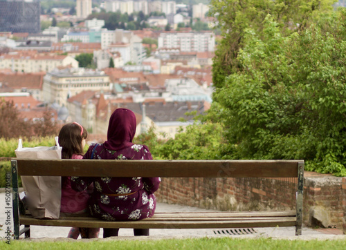 Familienleben - Frau mit Kopftuch und ihrer Tochter
