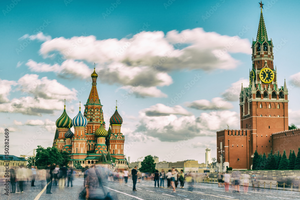 Obraz premium Saint Basil's Cathedral and Spasskaya tower in Red Square, Moscow