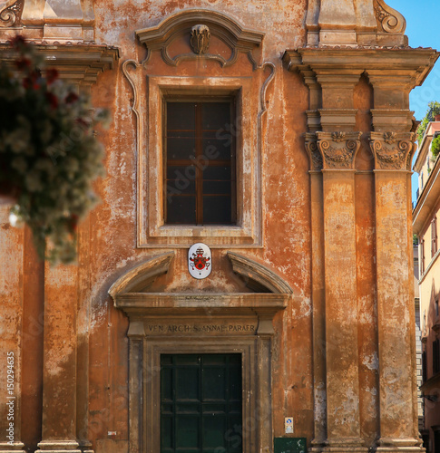 zniszczony pomarańczowy włoski kościół - wejście 