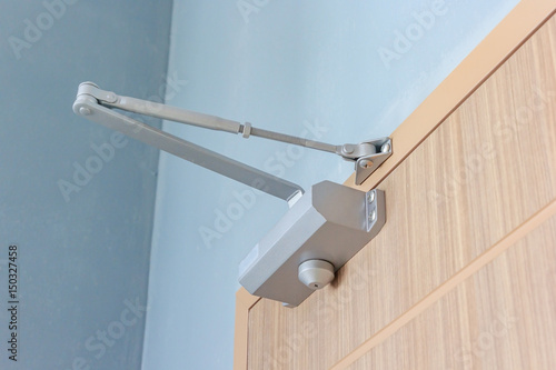 Automatic hydraulic device, leaver hinge door closer holder, detail photo