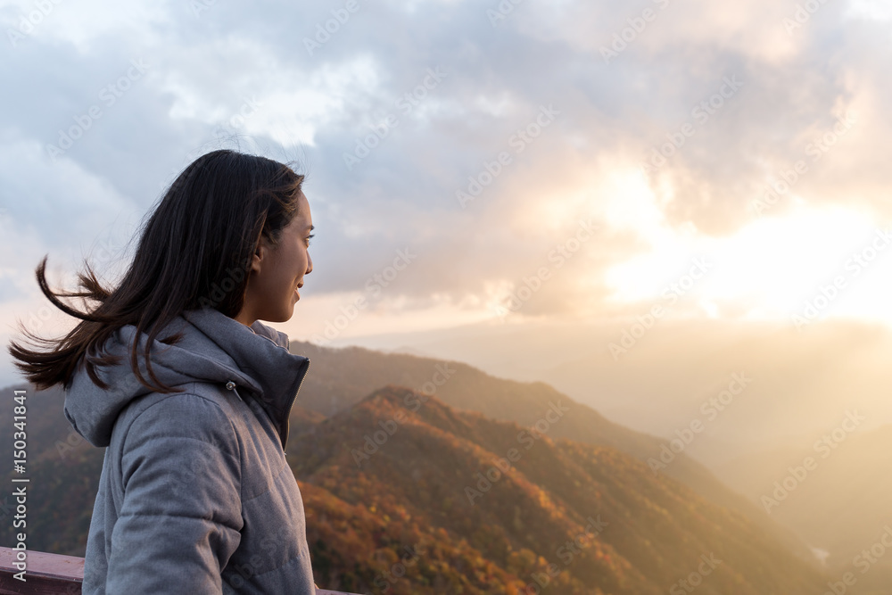 Fototapeta premium Traveler looking Mount Hangetsuyama during sunset