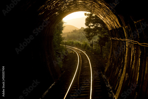 トンネルと夕日