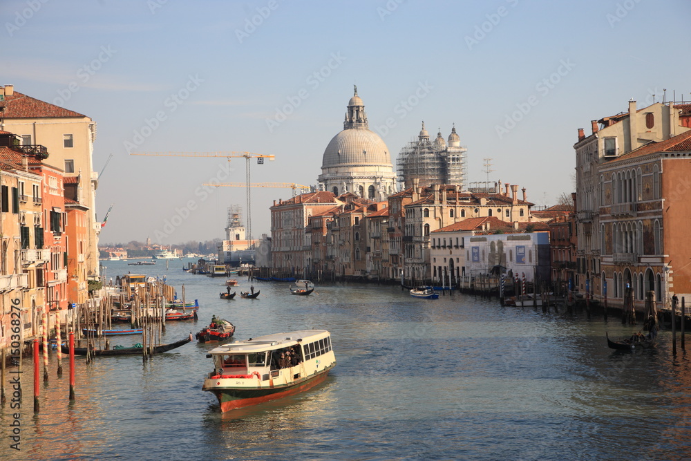 ベネチアの運河と大聖堂