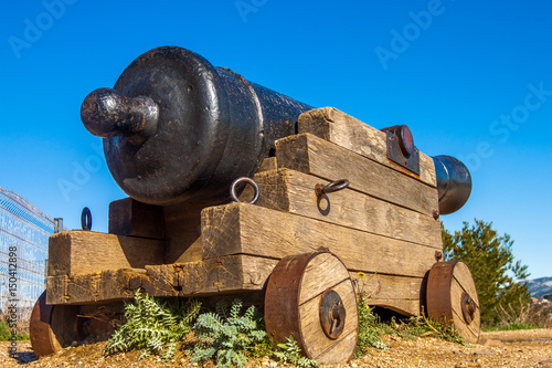Fotografie canon d'époque sur son socle et ses roues