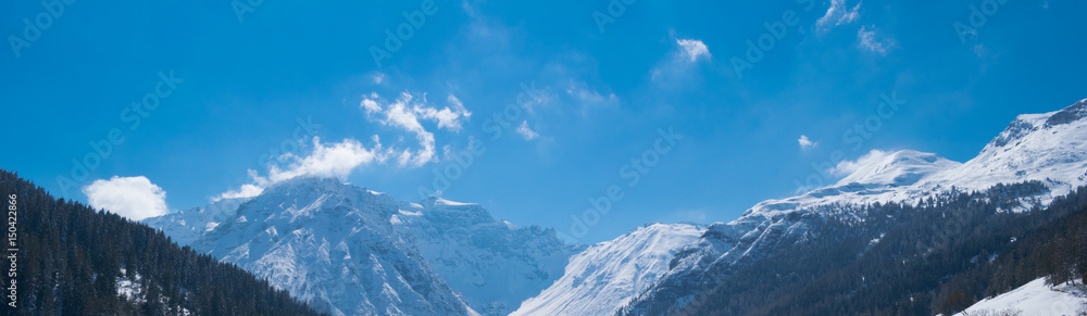 Schneebedeckte Berge und Wolkenhimmel im Winter