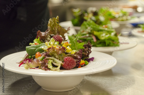 Gemischter Feldsalat mit Himbeeren / Mixed Salad with Raspberrys