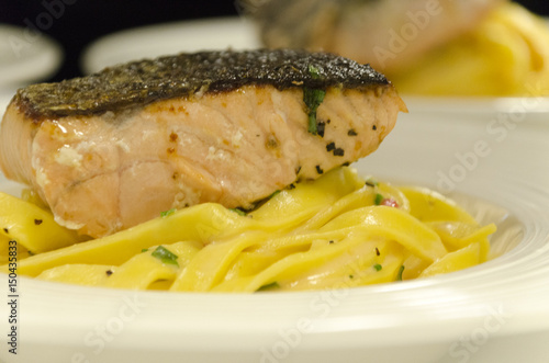 Lachsfilet auf Fettuccine / Salmon filet on fettuccine pasta