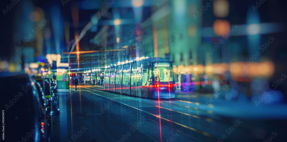 Naklejka premium nocny tramwaj w mieście, kolorowy prawie ruch uliczny w mieście