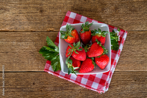 Foto Strawberries on the wood background