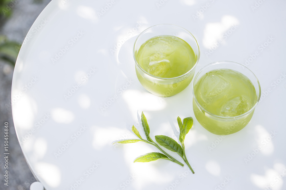 二杯の冷たい緑茶 二杯の冷たい緑茶