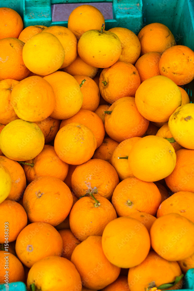 Frisch geerntete Orangen an einem Marktstand auf Gozo Frisch geerntete Orangen an einem Marktstand auf Gozo