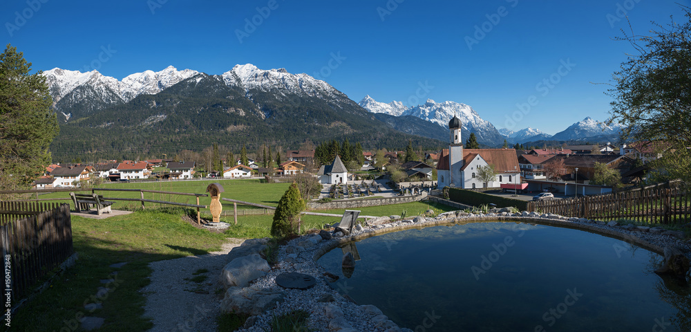 Fototapeta premium Wallgau im zeitigen Frühjahr mit schneebedeckten Gipfeln
