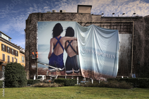Milano, istallazione di un grande manifesto di casa di moda a scopo pubblicitario photo