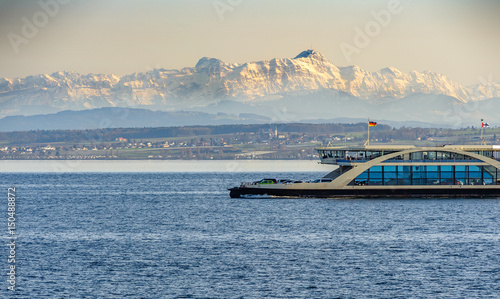 Autofähre auf dem Bodensee mit Berg im Hintergrund