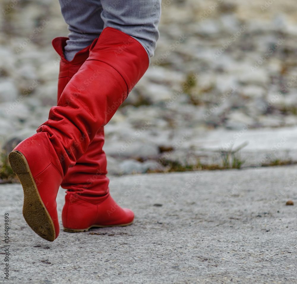 rote Stiefel laufen weg Stock-Foto | Adobe Stock