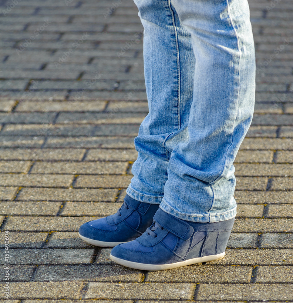 Jeans und blaue Wedge Sneaker