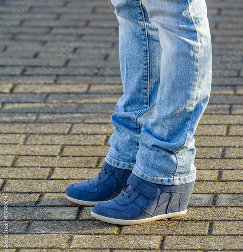 Jeans und blaue Wedge Sneaker © C@rsten