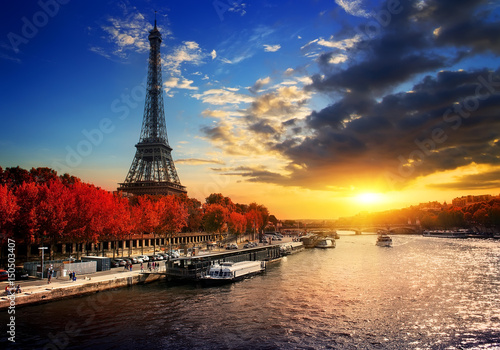 Eiffel Tower in autumn © Givaga