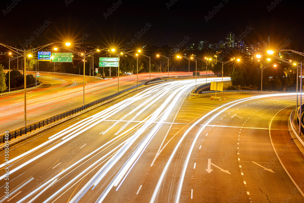 Freeway im Centrum von Perth City, Mitchell Fwy, Mehrspurige Strasse bei Nacht, Lichtspuren, Westküste, Westaustralien, Australien, Down Under