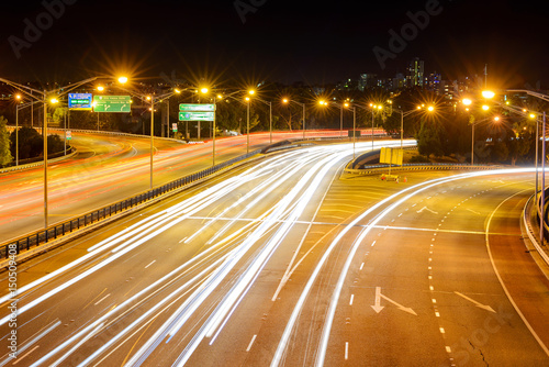 Freeway im Centrum von Perth City, Mitchell Fwy, Mehrspurige Strasse bei Nacht, Lichtspuren, Westküste, Westaustralien, Australien, Down Under © Jana Schönknecht