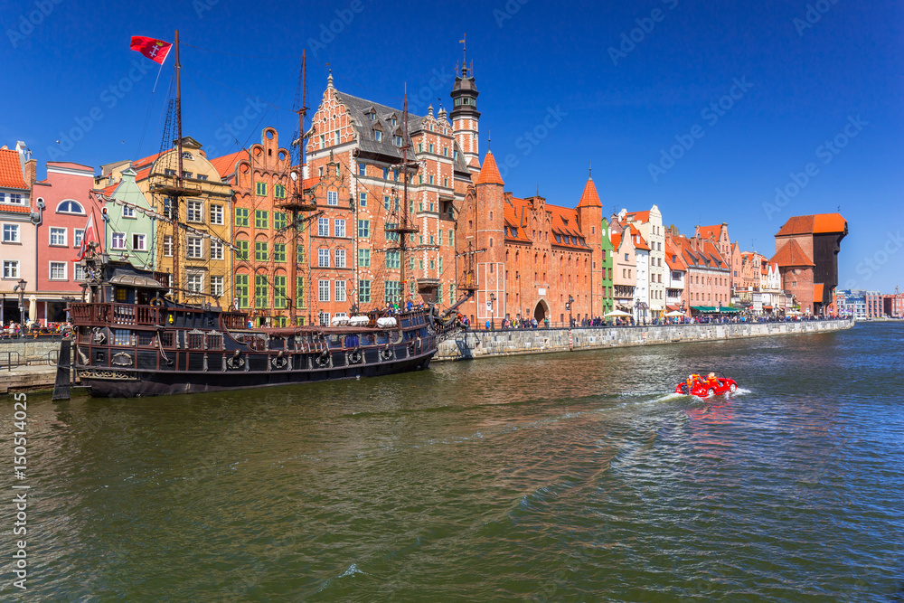 Obraz premium Pirate ship and historic port crane at Motlawa river in Gdansk, Poland