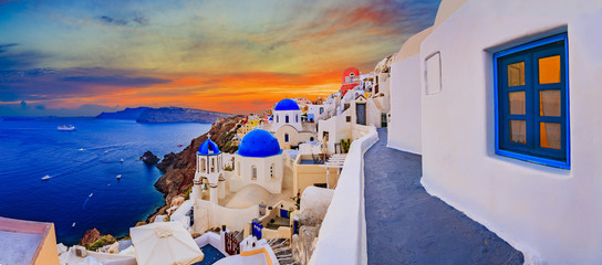 Wandcirkels Santorini Blauwe koepels in zonnig Oia  © Gorilla