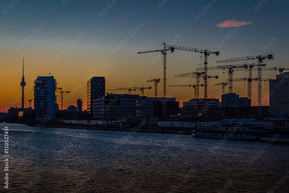 Berlin bei Nacht  mit Baukräne,  Blick auf die Skyline
