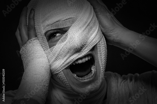 Verletzte Frau mit Kopfverband