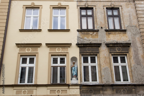 The facades of the two houses of old and new stand side by side