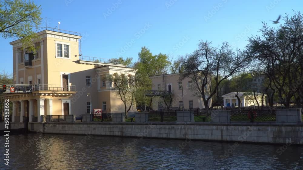 the move to the gateway of the river along the embankment, the move to the gateway of the river along the embankment,