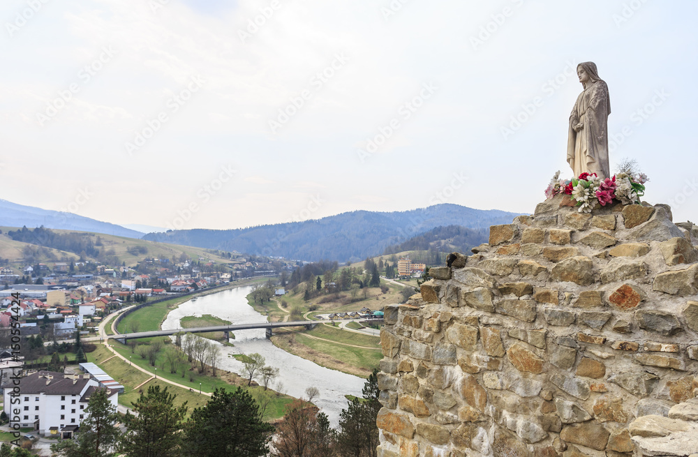 Muszyna nad Popradem. Widok z ruin średniowiecznego zamku na Poprad. Na kamiennym postumencie figura matki boskiej z 1979 roku