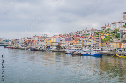 the promenade on the Douro river, Porto © Voxa42