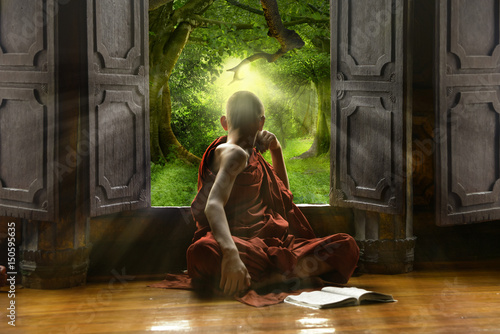 buddyjski-nowicjusz-wygladajacy-przez-okno-klasztoru