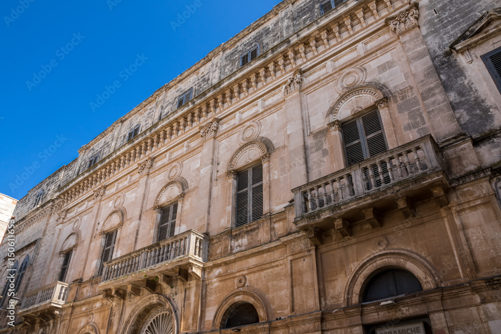 Historisches Gebäude mit Balkonen in Altstadt, Polignano a Mare
